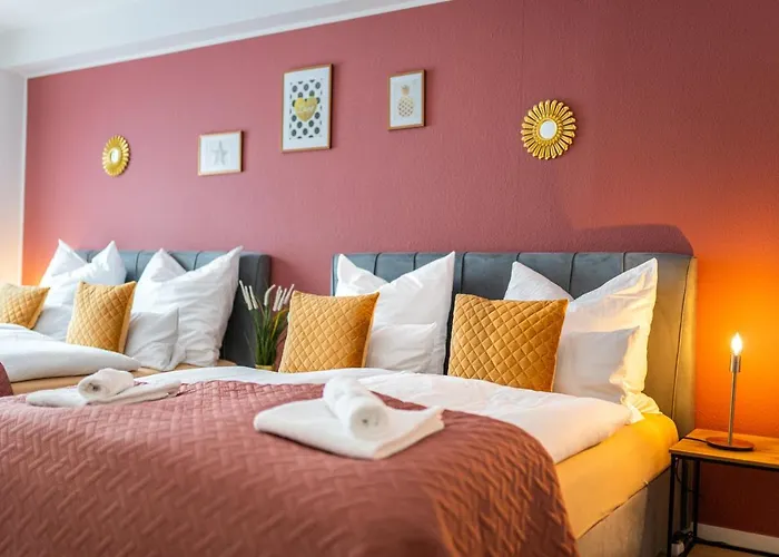 Golden Design Zentral Familie & Business, Babybett, Buero, Fitnessecke, Naehe Messe Dus